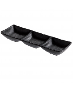 Vassoio a 3 scomparti in melamina nera, 27x9x3,5 cm. Peso netto 210gr. Capacità: 90ml +90ml+90ml Colore Nero. 100% Melamina, prodotto idoneo al contatto con tutti i tipi di alimenti (T max70°C). Articolo lavabile in lavastoviglie; Da non utilizzare con ut