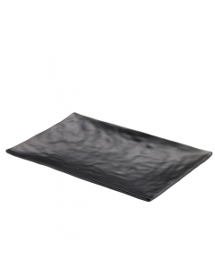 Vassoio rettangolare in melamina nera, 30x21x3h cm. Peso netto 548gr. Colore Nero. 100% Melamina, prodotto idoneo al contatto con tutti i tipi di alimenti (T max70°C). Articolo lavabile in lavastoviglie; Da non utilizzare con utensili taglienti. Prodotto 
