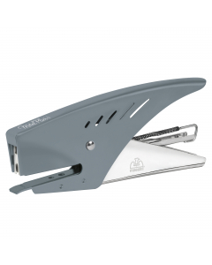 Cucitrice a pinza per ufficio costruita interamente con componenti in metallo tranciato di alta qualità. Design moderno ed accattivante con la parte superiore verniciata e la parte inferiore lucida. Le due maniglie arrotondate sono state concepite per ave