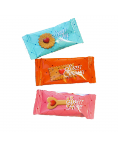 Una confezione di 200 biscotti assortiti da 4,8gr, incartati singolarmente, al gusto di caramello e vaniglia, in disegni unici, con meravigliosi cuori rossi in rilievo. Ideali per accompagnare caffè, tè, latte o qualsiasi bevanda desideriate, ottimi anche