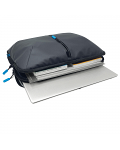 Borsa sleeve in tessuto tecnico antigraffio e antipioggia con scomparto frontale con zip. Scomparto imbottito antiurto per PC/Tablet. Dimensioni: 41x31x5cm