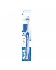 Setole indicator di colore blu che scoloranocon l'uso indicando il momento giusto per la sostituzione dello spazzolino. Manico ergonomico setole lucidanti delicate su denti e gengive.