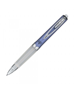 Roller con meccanismo a scatto con impugnatura ergonomica in silicone Alpha-Gel che consente di adattarsi perfettamente alla mano per scrivere a lungo senza fatica. Clip in metallo. Colore dell'inchiostro: nero. Confezione in tubo. Contiene refill nero UM