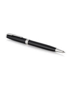 Elegante penna laccata lucida color nero intenso con finiture Palladio sui puntali. Sfera e roller fornita con refill standard. Fornita con esclusivo astuccio Parker.