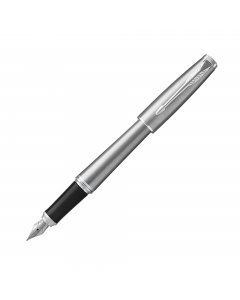 Penna Parker con finitura metallizzata e lucidatura per rinforzare la qualità della lavorazione. Integrato con finiture cromate. Confezionata in elegante astuccio regalo. Fornita con cartuccia Quink colore blu.