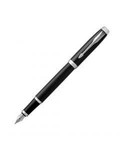 IMPUGNATURA, CLIP E PULSANTE IN ACCIAIO INOX E GUAINA COLORATA. PER LA PENNA STILOGRAFICA INCLUSA CARTUCCIA STANDARD QUINK . FORNITA CON ESCLUSIVO ASTUCCIO PARKER.