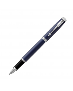 IMPUGNATURA, CLIP E PULSANTE IN ACCIAIO INOX E GUAINA COLORATA. PER LA PENNA STILOGRAFICA INCLUSA CARTUCCIA STANDARD QUINK . FORNITA CON ESCLUSIVO ASTUCCIO PARKER.
