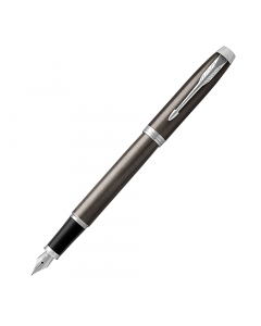 IMPUGNATURA, CLIP E PULSANTE IN ACCIAIO INOX E GUAINA COLORATA. PER LA PENNA STILOGRAFICA INCLUSA CARTUCCIA STANDARD QUINK . FORNITA CON ESCLUSIVO ASTUCCIO PARKER.