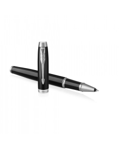 IMPUGNATURA, CLIP E PULSANTE IN ACCIAIO INOX E GUAINA COLORATA. INCLUSO REFILL STANDARD NERO . FORNITA CON ESCLUSIVO ASTUCCIO PARKER.