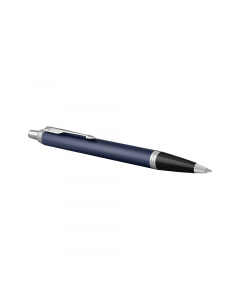 IMPUGNATURA, CLIP E PULSANTE IN ACCIAIO INOX E GUAINA COLORATA. INCLUSO REFILL STANDARD NERO . FORNITA CON ESCLUSIVO ASTUCCIO PARKER.