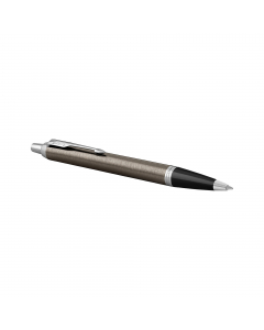 IMPUGNATURA, CLIP E PULSANTE IN ACCIAIO INOX E GUAINA COLORATA. INCLUSO REFILL STANDARD NERO . FORNITA CON ESCLUSIVO ASTUCCIO PARKER.