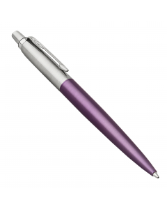 La classica penna Parker con fusto in acciaio inossidabile e dotato di chiusura a punta di freccia lucida sempre in acciaio inossidabile.. Fornita con il refill quickflow colore blu e un esclusivo astuccio regalo.