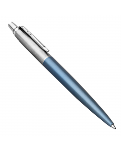 La classica penna Parker con fusto in acciaio inossidabile e dotato di chiusura a punta di freccia lucida sempre in acciaio inossidabile.. Fornita con il refill quickflow colore blu e un esclusivo astuccio regalo.