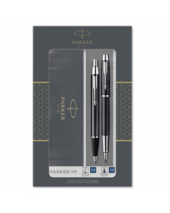 Elegante set in confezione regalo che comprende penna a sfera M IM Black CT + stilografica M IM Black. Realizzate in acciaio inox con eleganti dettagli cromati. Dotate dell'iconica clip a freccia Parker. Fornite con refill colore blu.