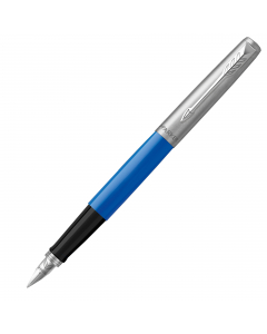 Penna stilografica con cappuccio e clip in acciaio inox. Fusto in plastica colorato lucido. Punta media. Incluso due cartucce, una ricarica Quink nera e una blu.