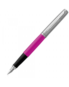 Penna stilografica con cappuccio e clip in acciaio inox. Fusto in plastica colorato lucido. Punta media. Incluso due cartucce, una ricarica Quink nera e una blu.