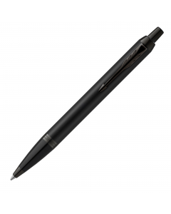 Penna Parker di un eccezionale design neutro di colore nero mattato, con la caratteristica clip a freccia, i puntali e il pennino tutti rifiniti con un rivestimento in PVD nero, che offre una resistenza eccezionale alla corrosione e all’usura. Confezionat