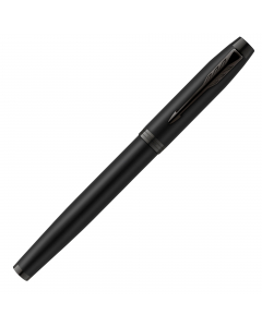 Penna Parker di un eccezionale design neutro di colore nero mattato, con la caratteristica clip a freccia, i puntali e il pennino tutti rifiniti con un rivestimento in PVD nero, che offre una resistenza eccezionale alla corrosione e all’usura. Confezionat