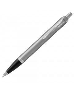 Penna Parker in acciaio inossidabile con finiture smerigliate e completata con finiture cromate. Confezionata in elegante astuccio regalo. Fornita con refill colore blu.