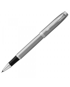 Penna Parker in acciaio inossidabile con finiture smerigliate e completata con finiture cromate. Confezionata in elegante astuccio regalo. Fornita con refill colore nero.