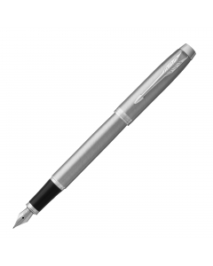 Penna Parker in acciaio inossidabile con finiture smerigliate e completata con finiture cromate. Confezionata in elegante astuccio regalo. Fornita con cartuccia colore blu.