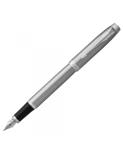 Penna Parker in acciaio inossidabile con finiture smerigliate e completata con finiture cromate. Confezionata in elegante astuccio regalo. Fornita con cartuccia colore blu.
