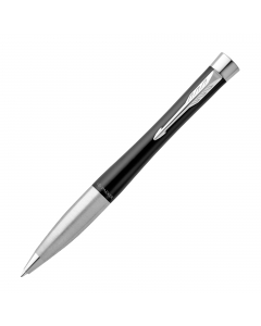 Penna Parker con lacca nera dal tocco mattato per rinforzare l'esclusività della finitura. Integrato con finiture cromate. Confezionata in elegante astuccio regalo. Fornita con refill colore blu.