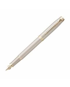 Stilografica Parker in acciaio inossidabile con finiture matatte colore champagne e completata con finiture cromate. Confezionata in elegante astuccio regalo. Fornita con cartuccia colore blu.