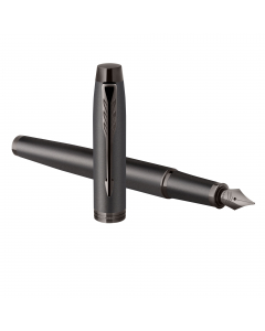 Stilografica Parker in acciaio inossidabile con finiture matatte bronzo e completata con finiture cromate. Confezionata in elegante astuccio regalo. Fornita con cartuccia colore blu.