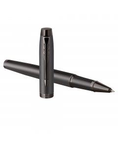 Roller Parker in acciaio inossidabile con finiture mattate bronzo e completata con finiture cromate. Confezionata in elegante astuccio regalo. Fornita con refill colore nero.