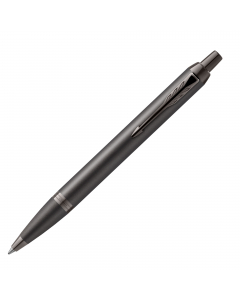 Penna Parker in acciaio inossidabile con finiture mattate bronzo e completata con finiture cromate. Confezionata in elegante astuccio regalo. Fornita con refill colore blu.