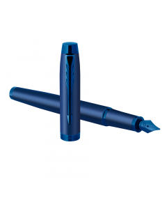 Stilografica Parker in acciaio inossidabile con finiture matatte blu e completata con finiture cromate. Confezionata in elegante astuccio regalo. Fornita con cartuccia colore blu.