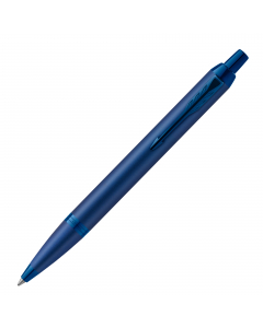 Penna Parker in acciaio inossidabile con finiture mattate blu e completata con finiture cromate. Confezionata in elegante astuccio regalo. Fornita con refill colore blu.