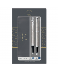 Elegante Gift Set che comprende la classica penna Parker e una stilografica Parker con fusto in acciaio inossidabile e dotato di chiusura a punta di freccia lucida sempre in acciaio inossidabile. La penna è fornita di refill Quink Flow colore blu e un esc
