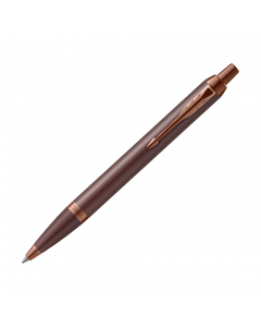Penna Parker in acciaio inossidabile con finiture mattate burgundy e completata con finiture cromate. Confezionata in elegante astuccio regalo. Fornita con refill colore blu.