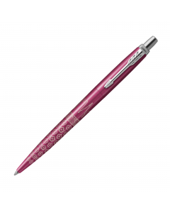 La classica penna Jotter in versione esclusiva con lo skyline e i fiori di ciliegio della città di Tokyo inciso al laser nel caratteristico fusto e una finitura coperta con lacca rosa opaca che completa il sofisticato look di alto livello. Fornita con il 