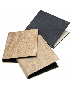 Raccoglitore a 4 anelli, diam. 30mm. Realizzato in cartone da 1,8mm e rivestito con carta 125gr certificata FSC® dalla trama innovativa che ricorda le venature del legno. Formato esterno 26x32x4cm. Assortito in 3 differenti colorazioni.