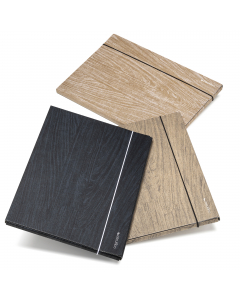 Cartella a 3 lembi realizzata in cartone da 1mm e rivestito con carta 125gr certificata FSC® dalla trama innovativa che ricorda le venature del legno. Dotata di elastico tondo. Formato esterno 25x35x1cm. Assortita in 3 differenti colorazioni.