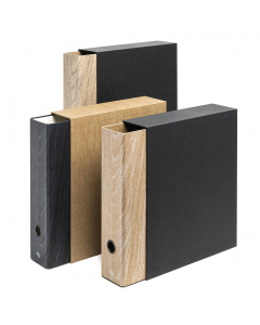 Registratore a leve con meccanismo a leva 2 anelli c/pressino. Realizzato in cartone da 1,8mm e rivestito con carta 125gr certificata FSC® dalla trama innovativa che ricorda le venature del legno. Dimensione 29x34x8cm. Assortito in 3 differenti colorazion