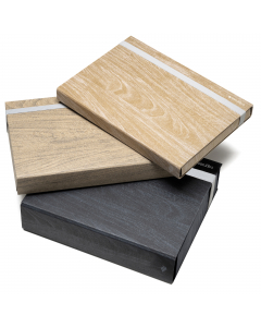 Cartella portaprogetto realizzata in cartone da 1,8mm e rivestito con carta 125gr certificata FSC® dalla trama innovativa che ricorda le venature del legno. Formato 24,5x35cm. Dotata di eastico per la chiusura. Assortita in 3 differenti colorazioni.