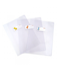Coprimaxi in PVC trasparente goffrato effetto seta 170my, formato A5. Dotato di alette salva pagina e patelle interne in PVC 120my. Tasca porta nome personalizzabile.