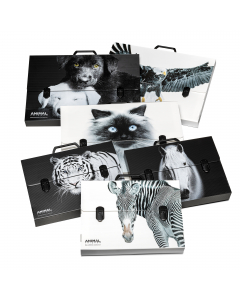 Valigetta in polionda black & white collection. Assortimento di 8 soggetti vari. Dimensioni: 28x38cm - dorso 5cm. Dotata di 2 clip di chiusura e maniglia per il trasporto.