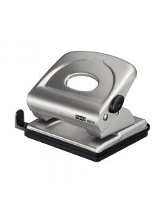 Perforatore FMC25+ a 2 fori passo 8cm con guida regolabile. Struttura in metallo e base removibile per la raccolta degli sfridi. Dotato di dispositivo di bloccaggio salvaspazio per la leva di perforazione. Foro da 5,5mm.