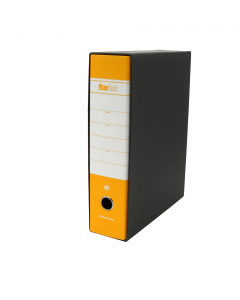 Registratore STARLINE modello StarBox, con struttura in cartone rivestita in carta goffrata stampata e risguardo bianco. Dotato di meccanismo a leva in acciaio nichelato con pressino. Custodia in fibrone nero rivestita in carta usomano. Anello di estrazio