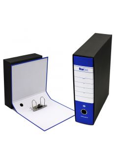 Registratore STARLINE modello StarBox, con struttura in cartone rivestita in carta goffrata stampata e risguardo bianco. Dotato di meccanismo a leva in acciaio nichelato con pressino. Custodia in fibrone nero rivestita in carta usomano. Anello di estrazio