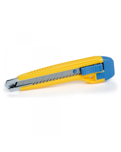 Cutter con impugnatura in ABS e guida in acciaio inossidabile. Dotato di sistema di autobloccaggio della lama a scatto (auto-lock). Fornito di 2 lame di ricambio inserite nel fusto del taglierino. Larghezza lama: 18 mm. Lunghezza: 10 cm. Confezionato in b