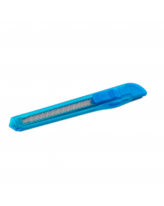 Cutter con impugnatura in ABS e bloccalama a scatto. Larghezza lama: 9 mm. Lunghezza: 8 cm. Confezionato in bustina trasparente appendibile.