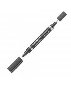 LUMOCOLOR PERMANENT DUO 348. Pennarello con doppia punta in fibra: da 0,6mm e da 1,5mm. Inchiostro a base d’alcool senza xylolo e toluolo. Airplane-safe. Brevettato DrySafe (non secca se lasciato per alcune ore senza cappuccio). Ricaricabile con riattivat