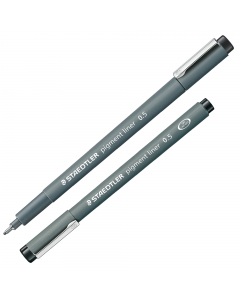 Penna a punta sintetica calibrata, puntale in metallo ideale per tracciare con righe e squadre. Inchiostro pigmentato nero intenso resistente nel tempo, ideale per documenti, ben riproducibile. Cancellabile su carta da lucido. Tratto 0.5mm.