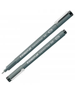 Penna a punta sintetica calibrata, puntale in metallo ideale per tracciare con righe e squadre. Inchiostro pigmentato nero intenso resistente nel tempo, ideale per documenti, ben riproducibile. Cancellabile su carta da lucido. Tratto 0.6mm.